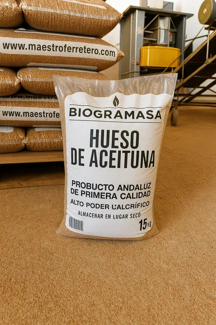 Biogramasa - Palet 77 Sacos de Hueso de Aceituna 15 kg-Biocombustible Ecológico para Estufas y Calderas, Bajo en Humedad, Alta Densidad(NO ES PELLETS)